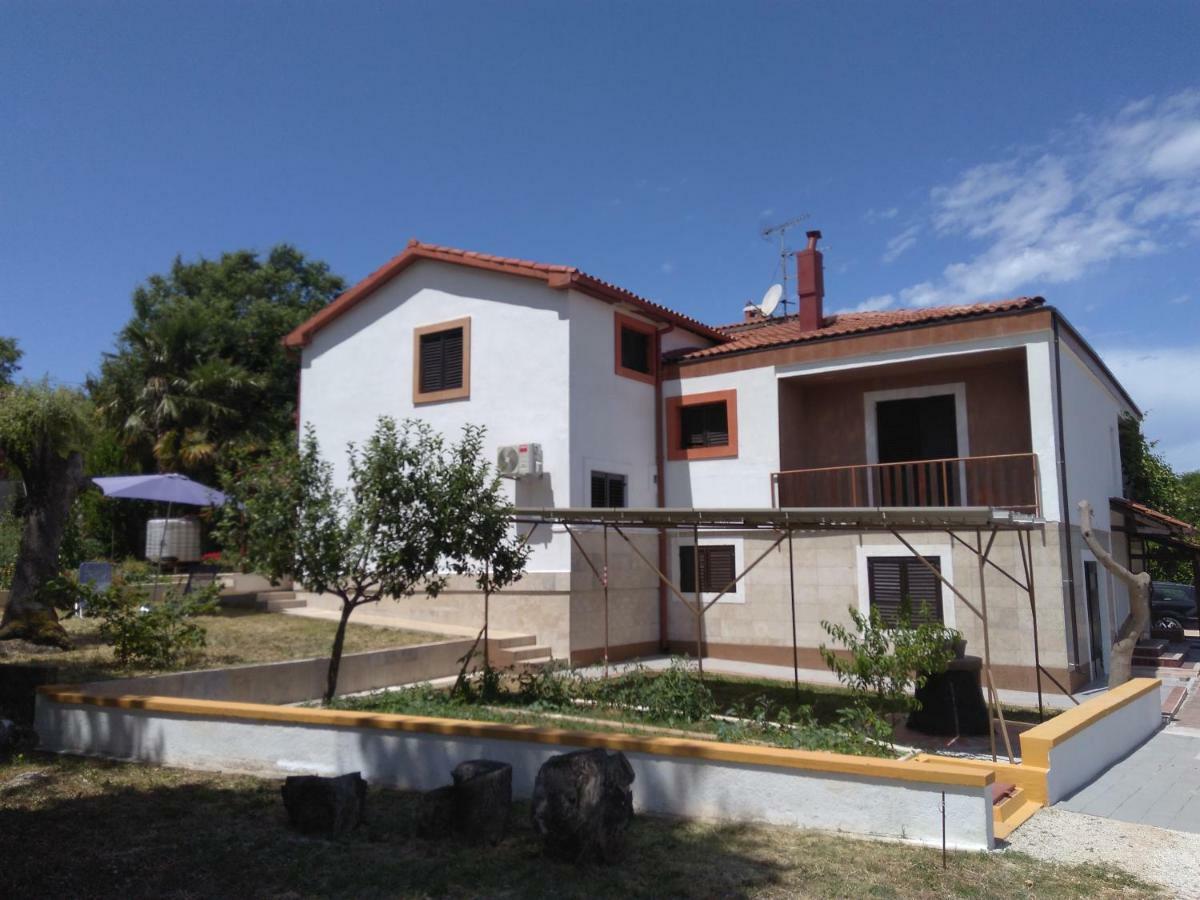 Ina Apartment Funtana Exterior photo